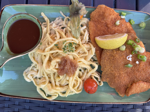 Schweinesschnitzel mit Spaetzle und Salat-Restaurant Zollhaus-NotFound